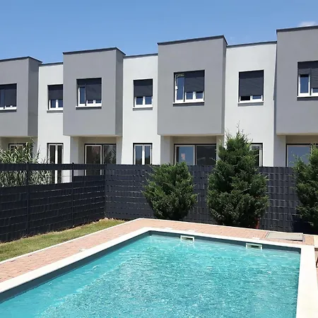 In Near Sandy Beach, Cleaning Included Apartamento *