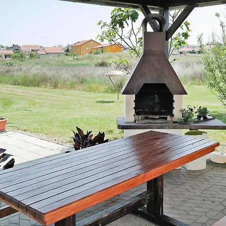 Apartment In Near Sandy Beach, Cleaning Included Privlaka (Zadar)